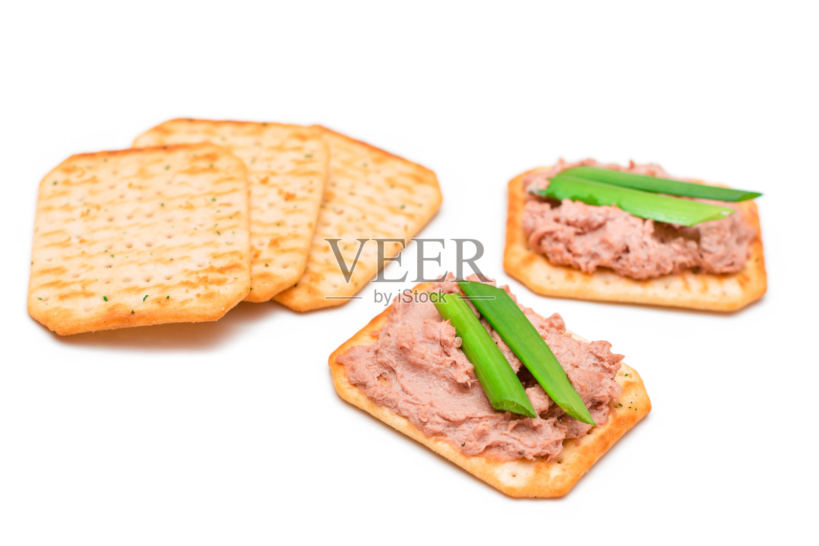 咸脆饼干配肝酱及大葱-分离照片摄影图片