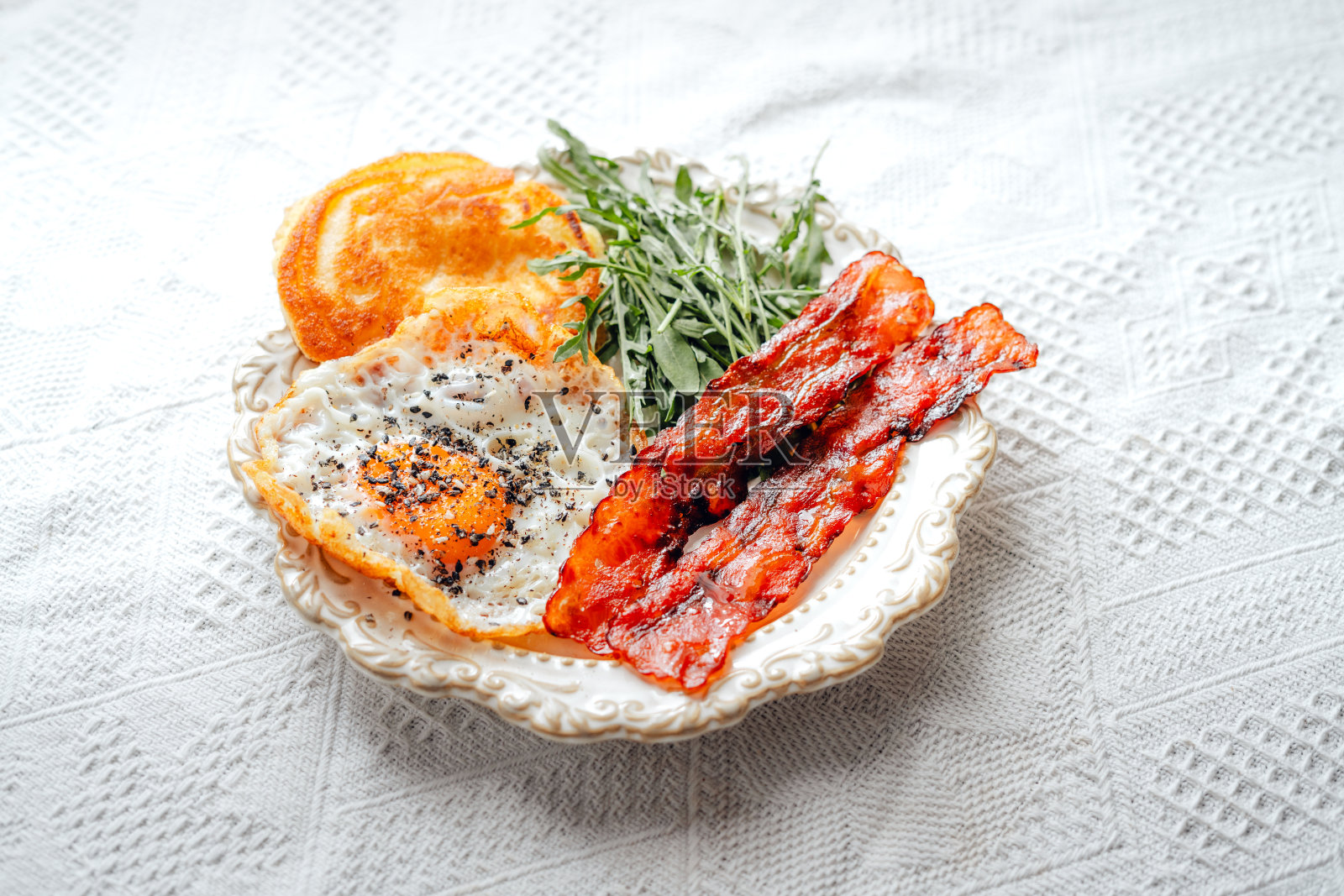 早餐煎饼煎蛋熏肉照片摄影图片