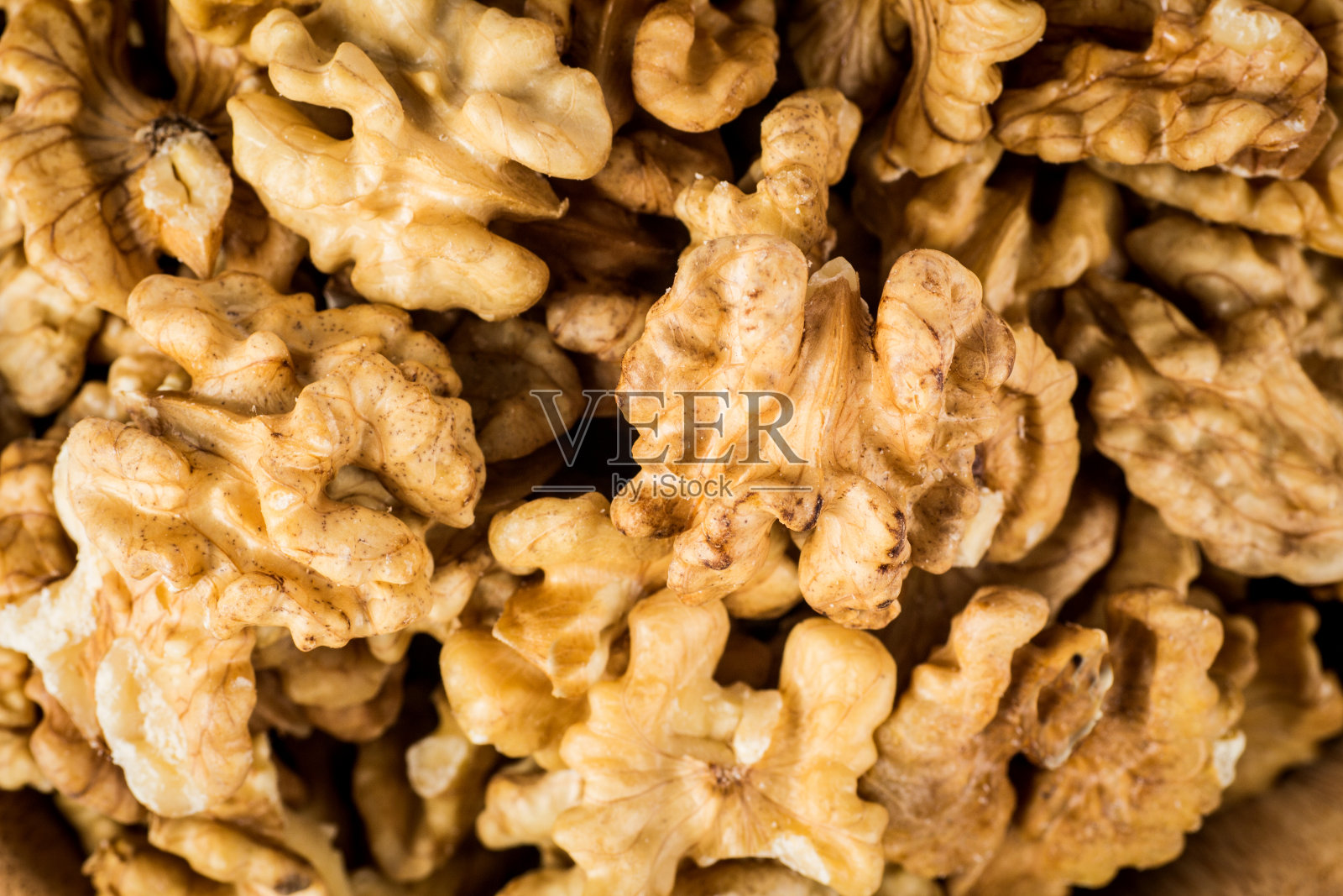 白色背景上的干核桃照片摄影图片