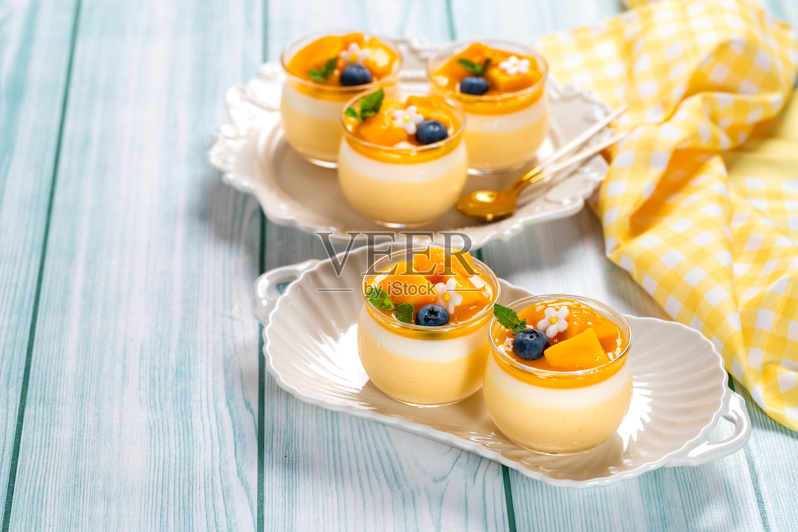 芒果慕斯配新鲜芒果和芒果泥照片摄影图片