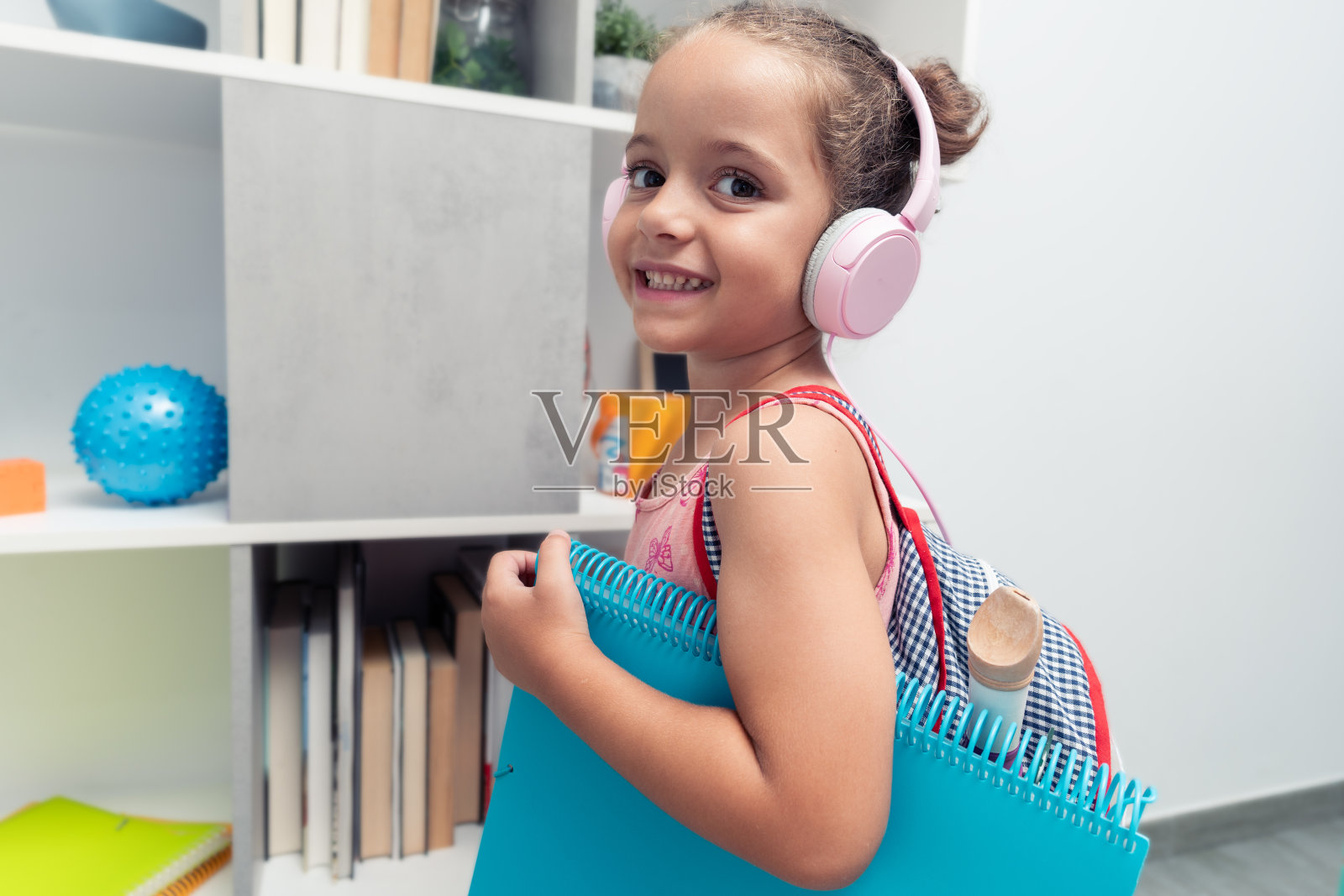 快乐和准备:快乐的女孩准备去上学照片摄影图片