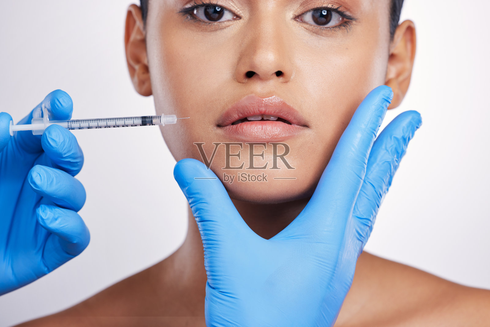 女人，针和工作室肖像的嘴唇，手术或化妆品的皮肤，胶原蛋白或脸的白色背景。女孩，整容外科医生和填充嘴，注射器或手美容与护肤照片摄影图片