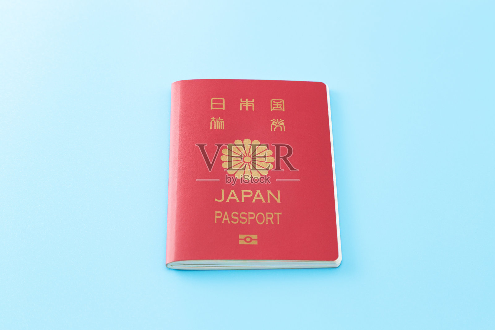 蓝色背景的日本护照。照片摄影图片