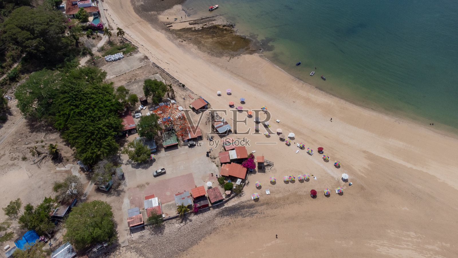 空中无人机全景的沙滩和塔博加岛，流行的度假胜地靠近巴拿马城。可见的游客摊位和酒吧，连同沙滩。照片摄影图片