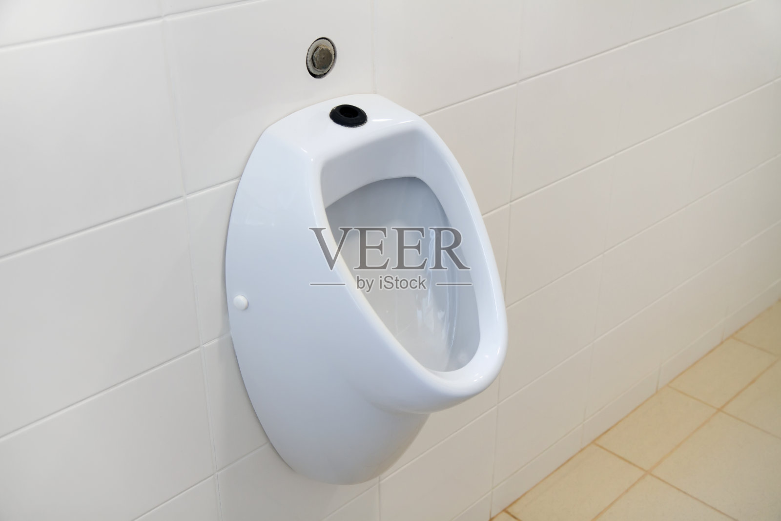 干净的白色小便池特写。照片摄影图片