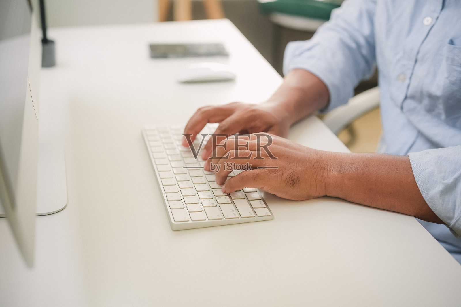 在电脑上工作的人照片摄影图片