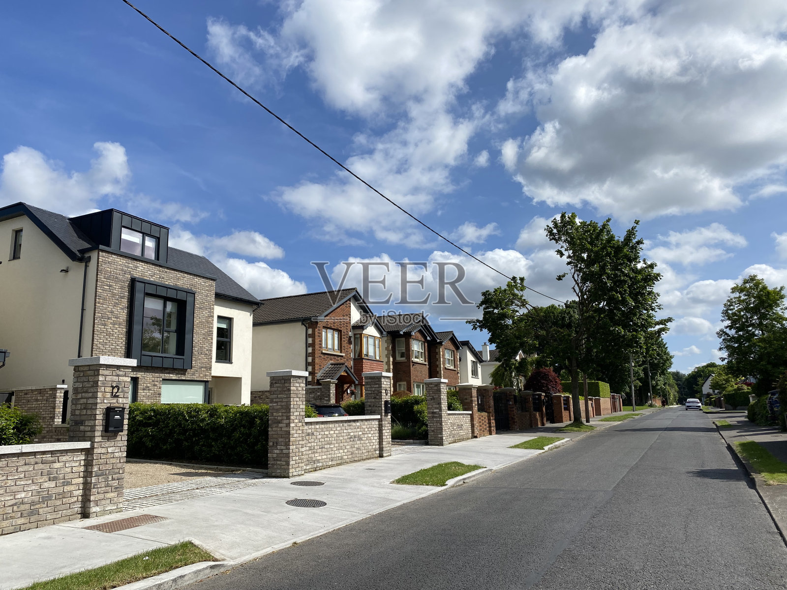 美丽的重复的一模一样的房子。私人住宅。家庭住房。照片摄影图片