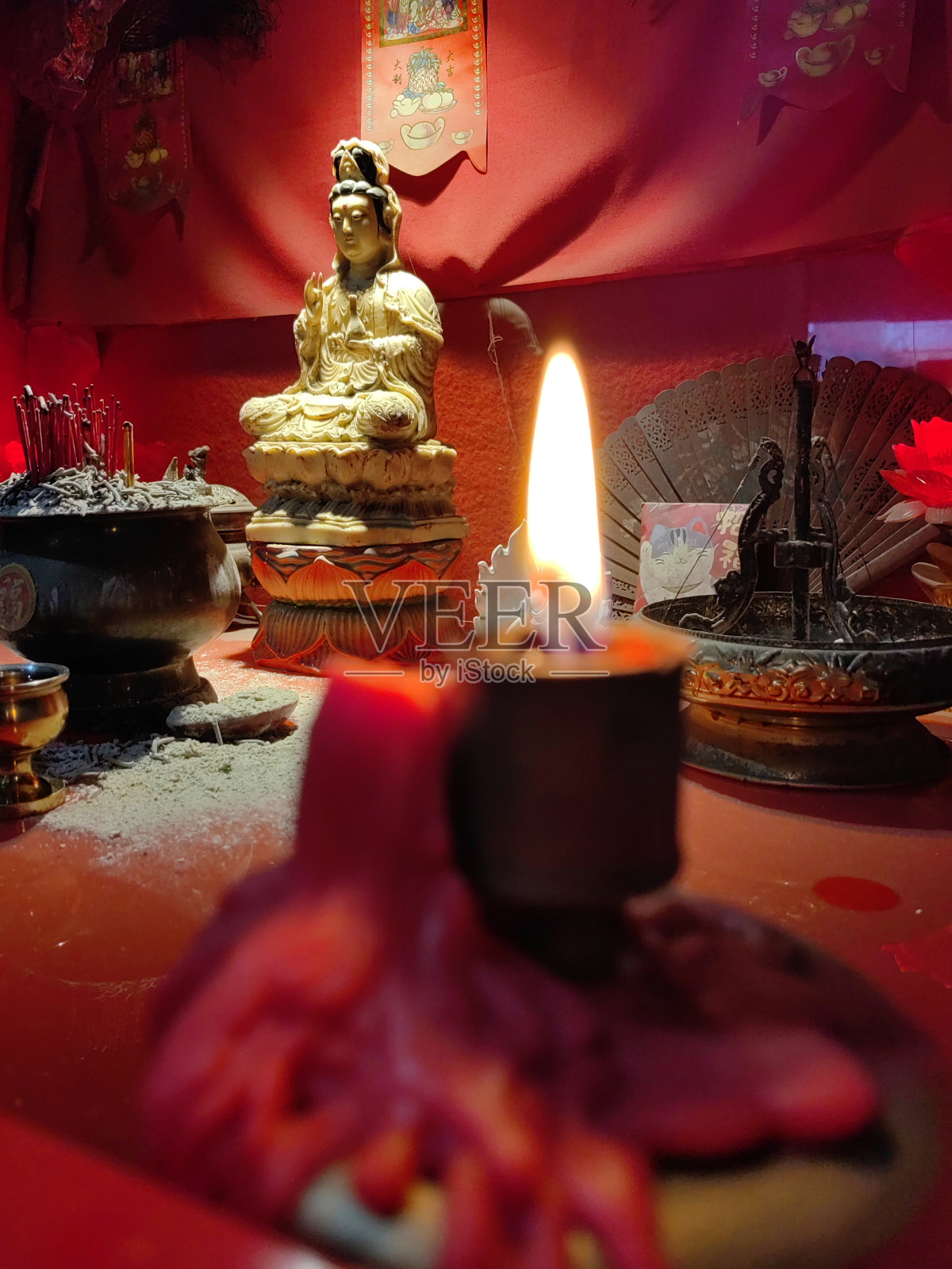 祈祷祭坛上的烛光。照片摄影图片