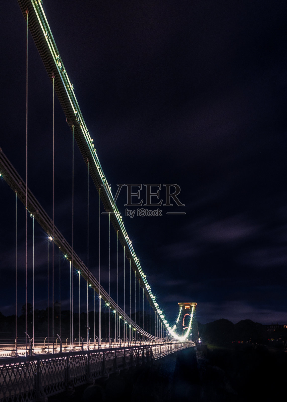 克利夫顿悬索桥塔在夜晚被照亮照片摄影图片