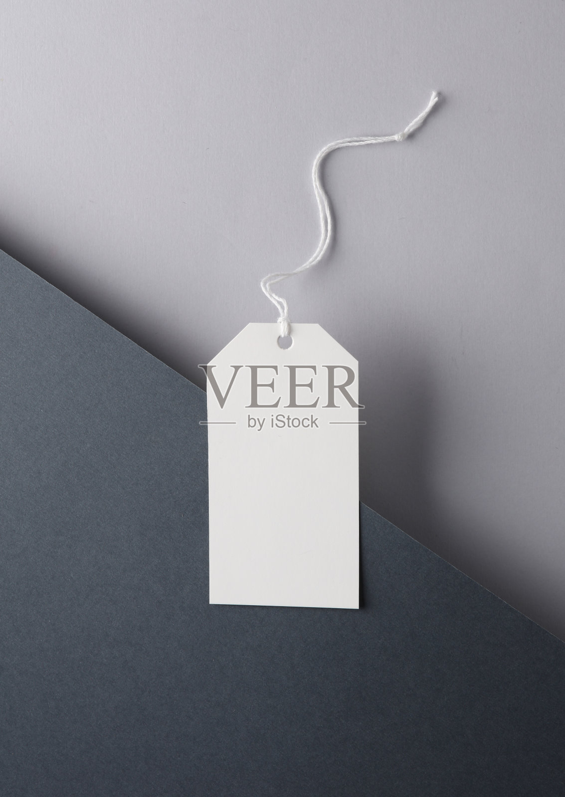 黑色和灰色背景上的空白价格标签。创造性的布局。极简主义成分照片摄影图片