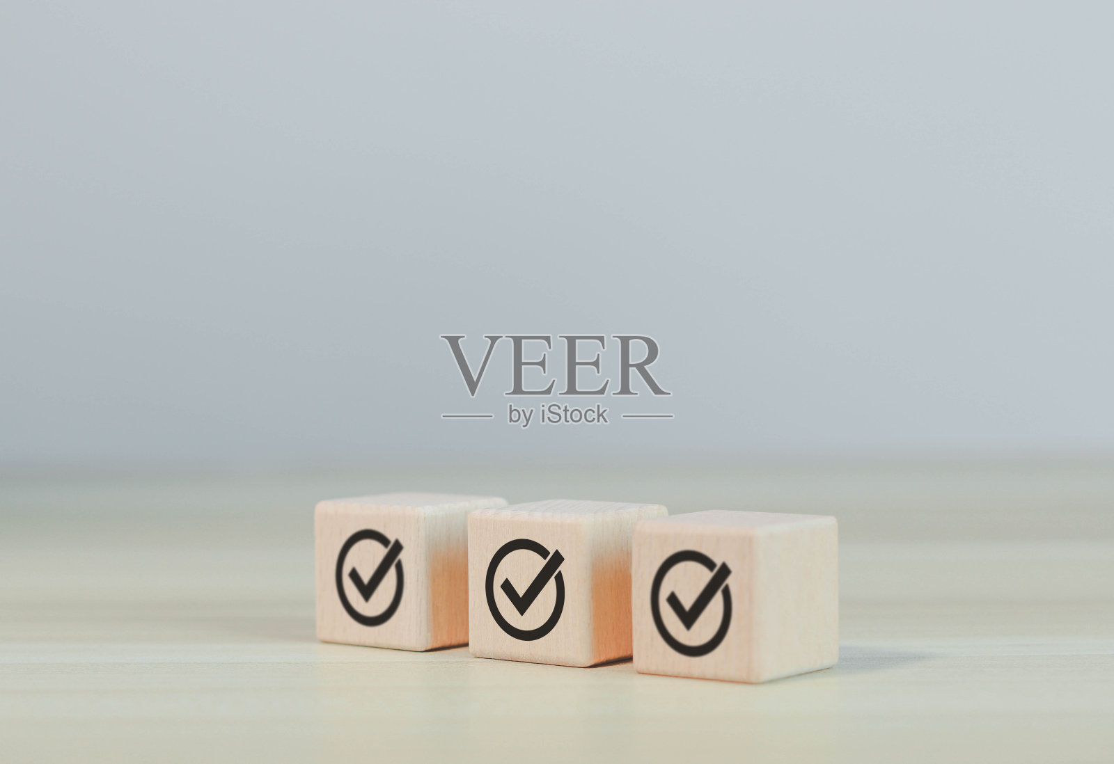 木块与复选标记清单排列照片摄影图片