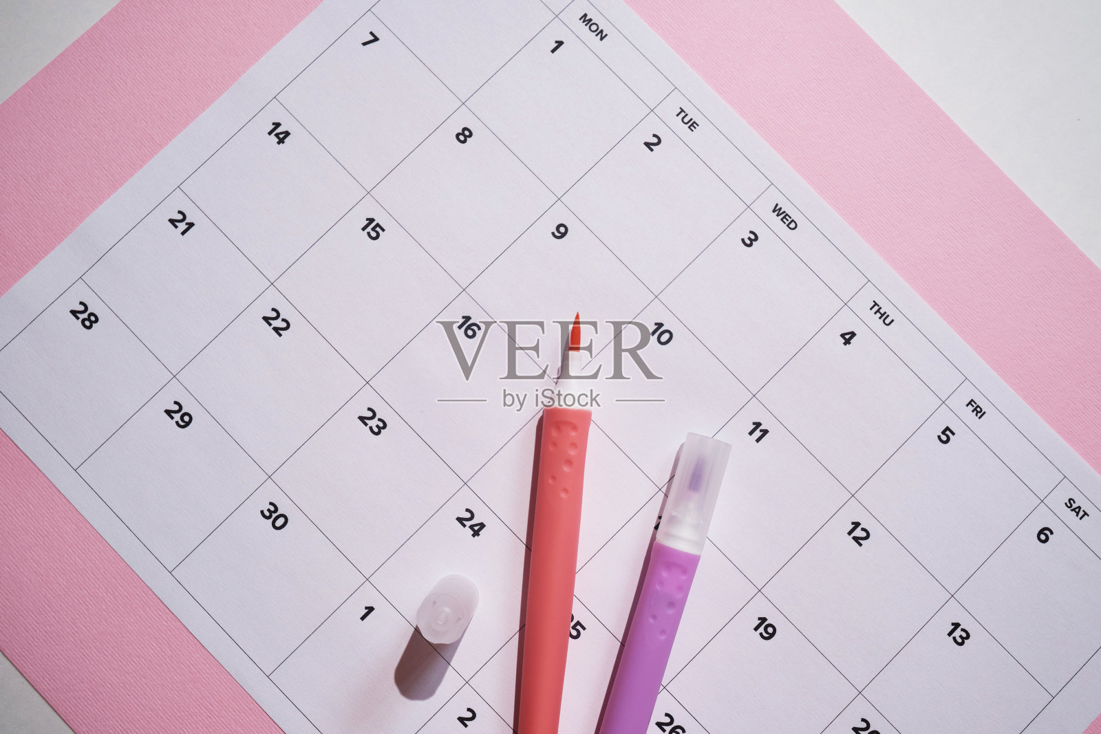 每月的日历。纸上有日期的日历。天计划。周、月、年的时间表。现代的组织者。业务日记。截止日期提醒。日常活动管理。模板和网格照片摄影图片