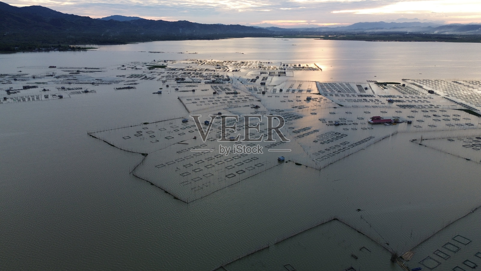 夏季晴朗的利姆博托湖鱼塘航拍照片摄影图片
