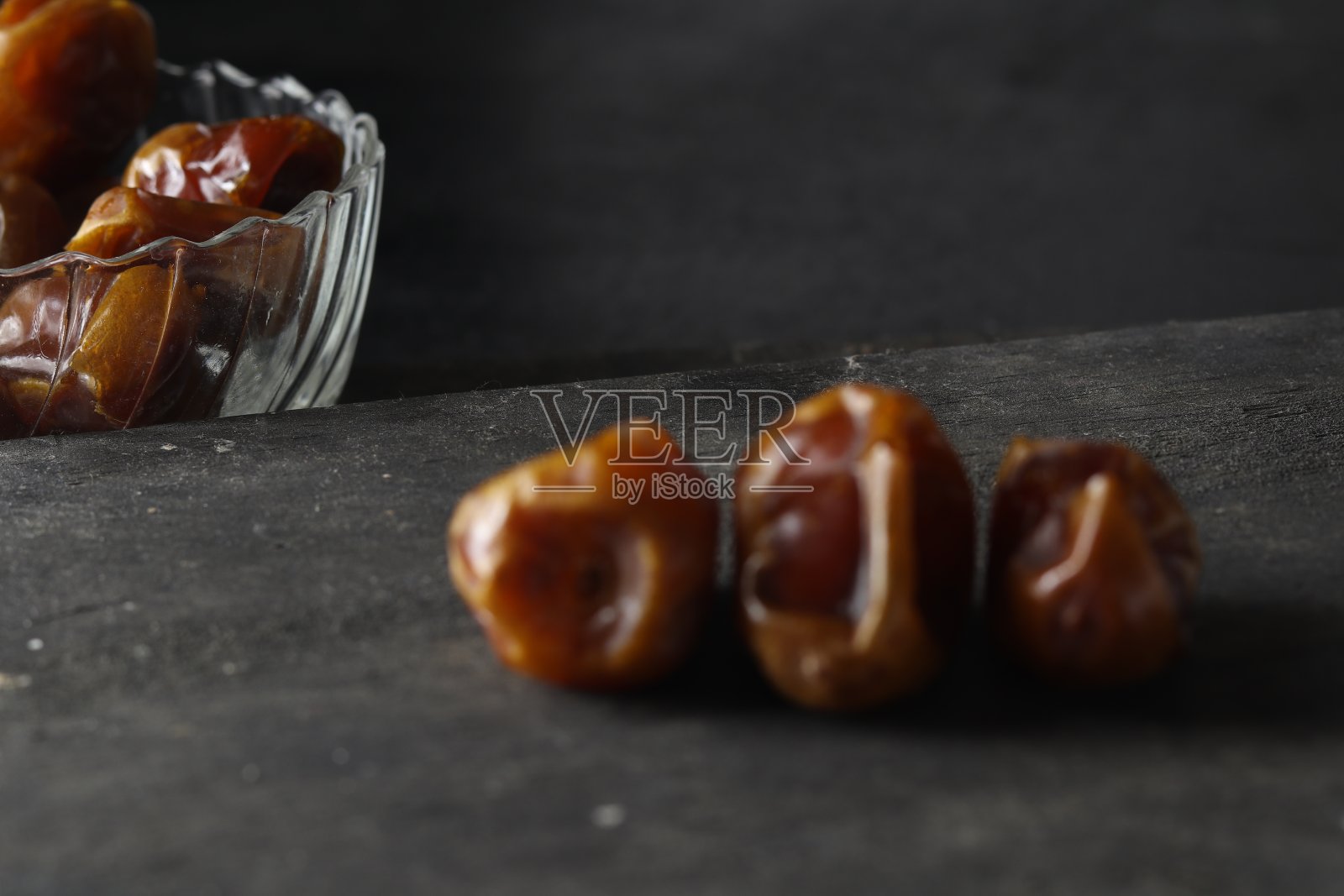 一堆美味的干枣子孤立在白色的背景上照片摄影图片