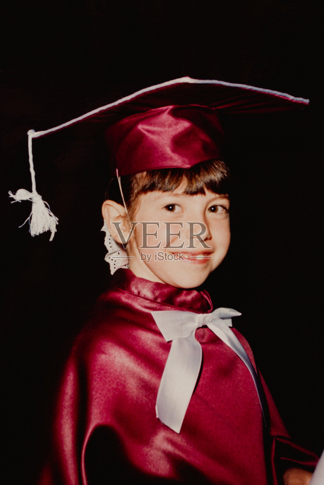 90年代巴西小学毕业时穿着礼服的女孩的复古肖像照片摄影图片