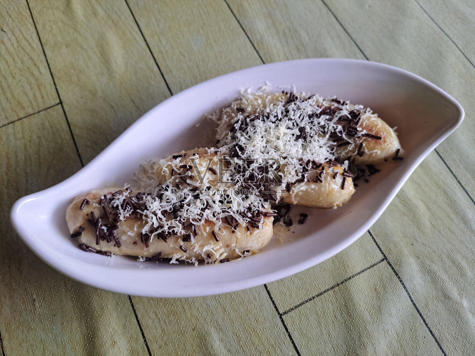 皮桑乌沃(香蕉乌沃)配巧克力和奶酪屑照片摄影图片