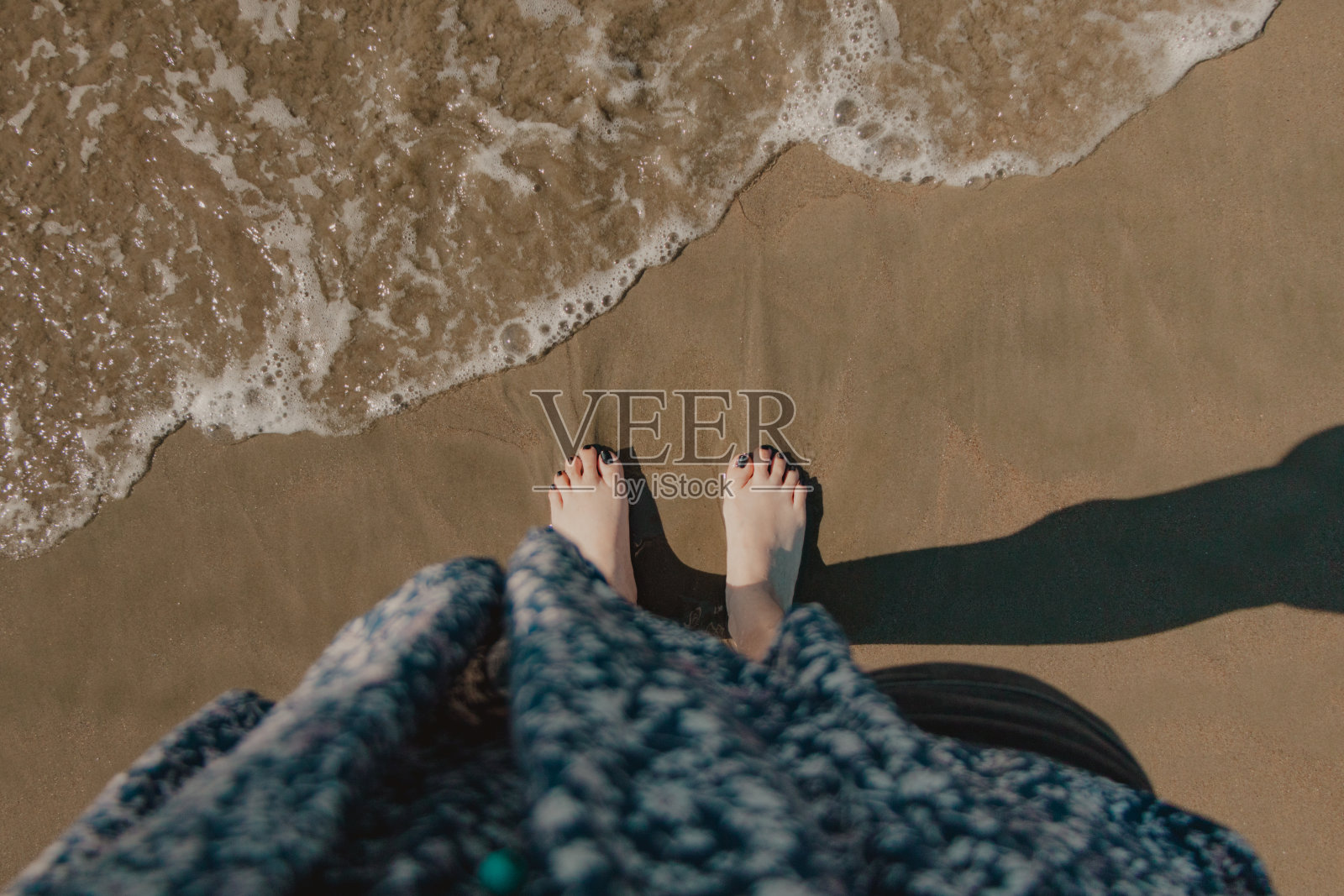 漫步在沙滩上照片摄影图片