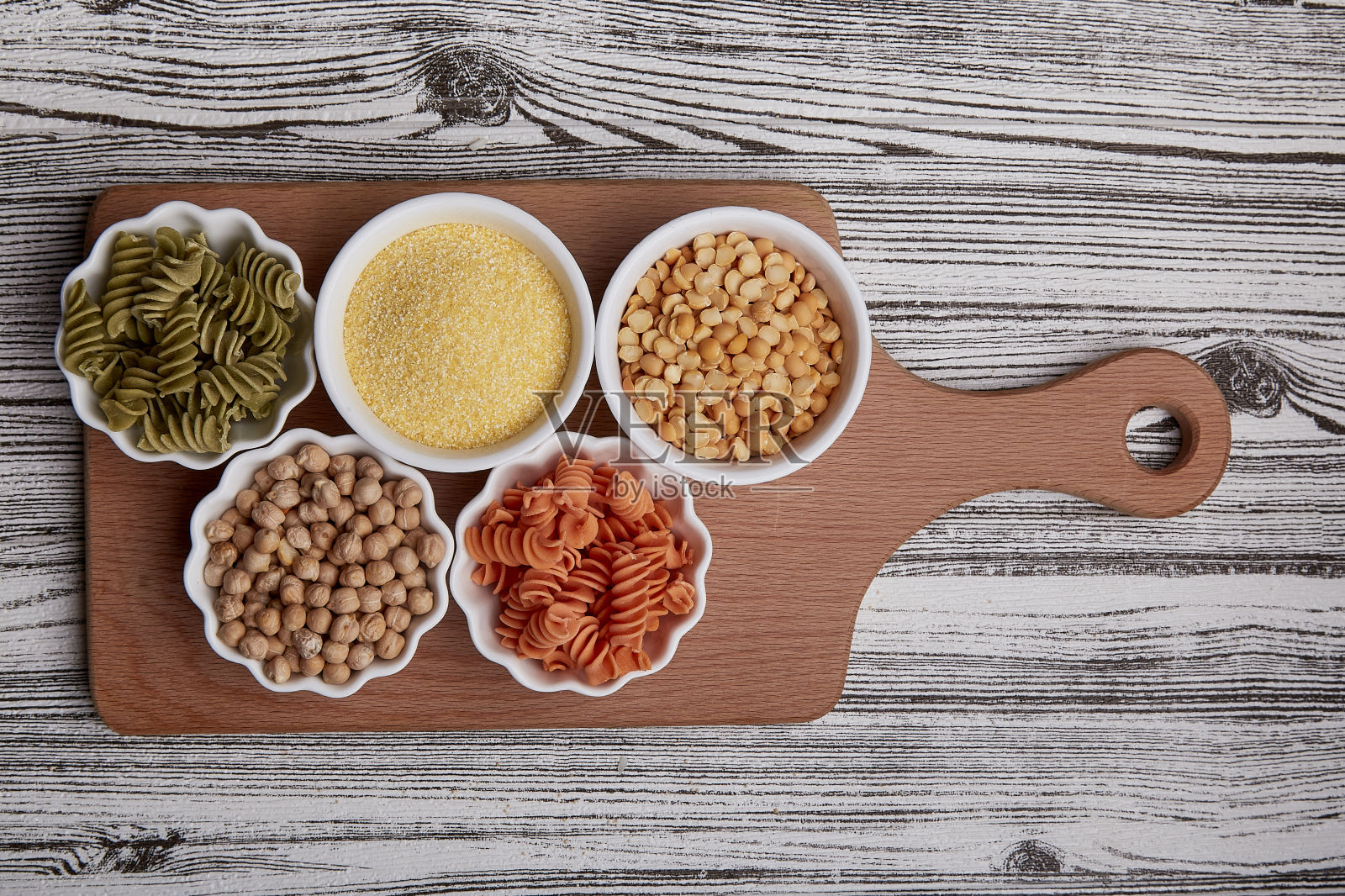 各种无麸质粥和面食，无麸质饮食成分。以植物为基础的运动，气候友好的饮食，环保的生产照片摄影图片