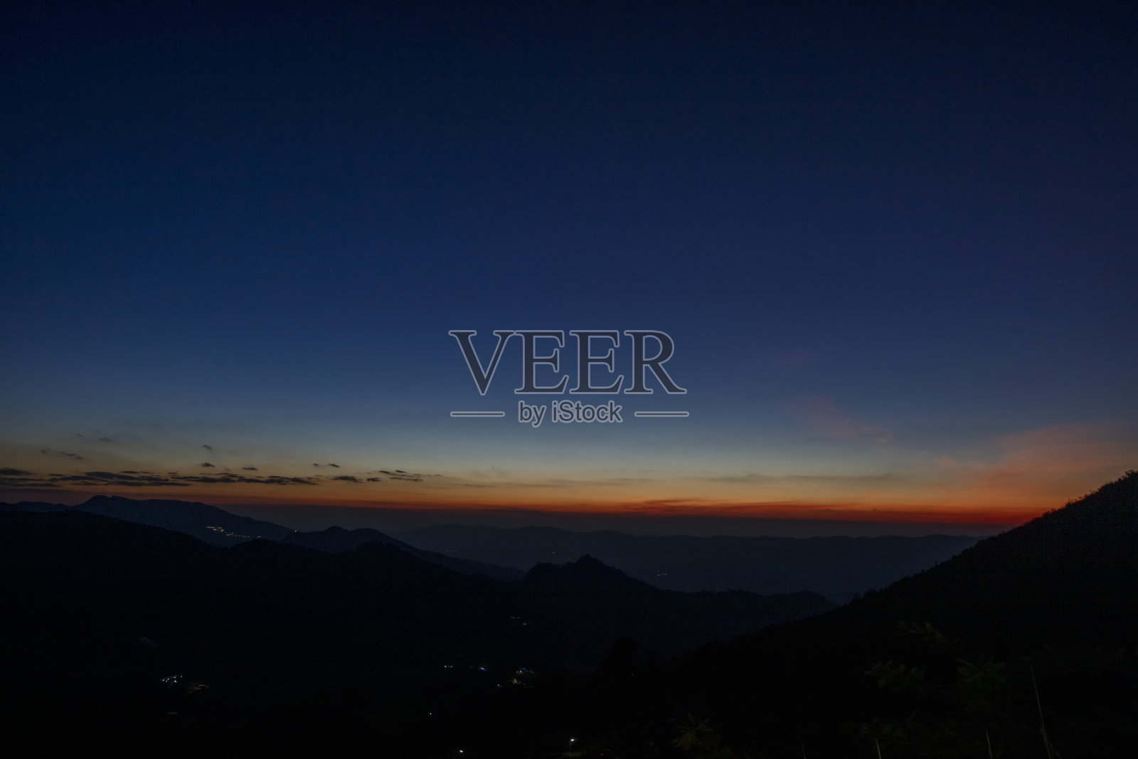 夕阳下，一棵死树在码头上的剪影，全景剪影树在泰国。夕阳映衬下树的剪影。黑暗的树在开阔的田野戏剧性的日出。典型的日落或日出照片摄影图片