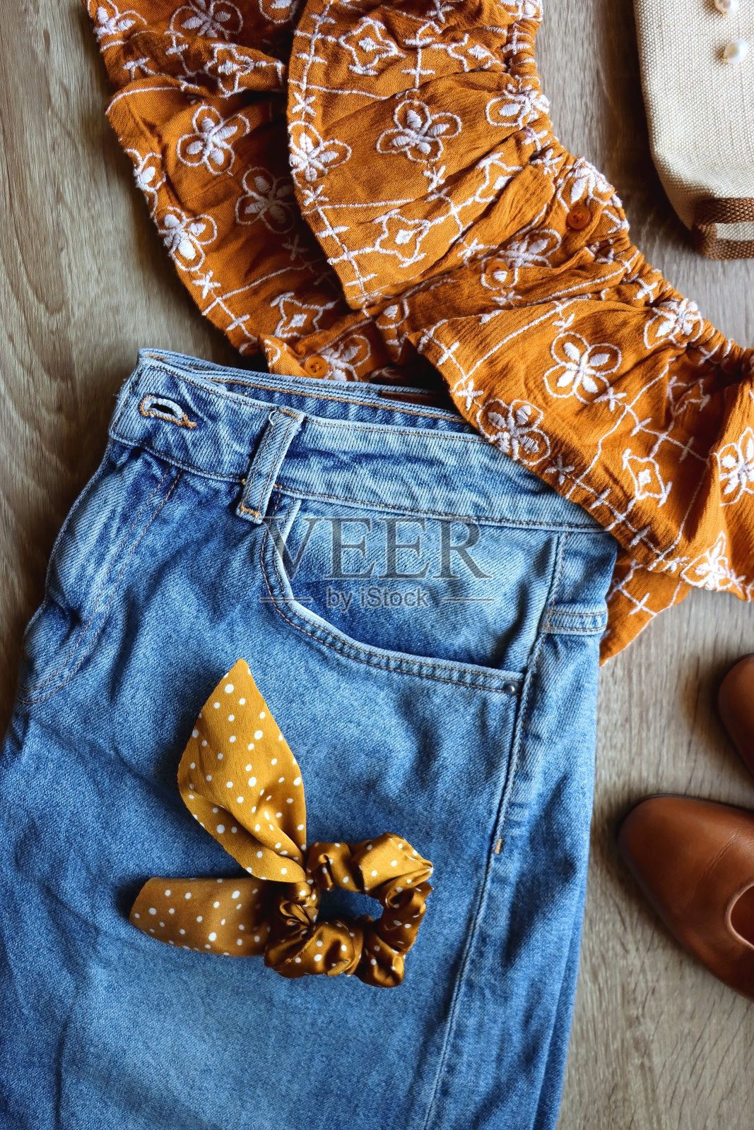 牛仔和褶边套装照片摄影图片