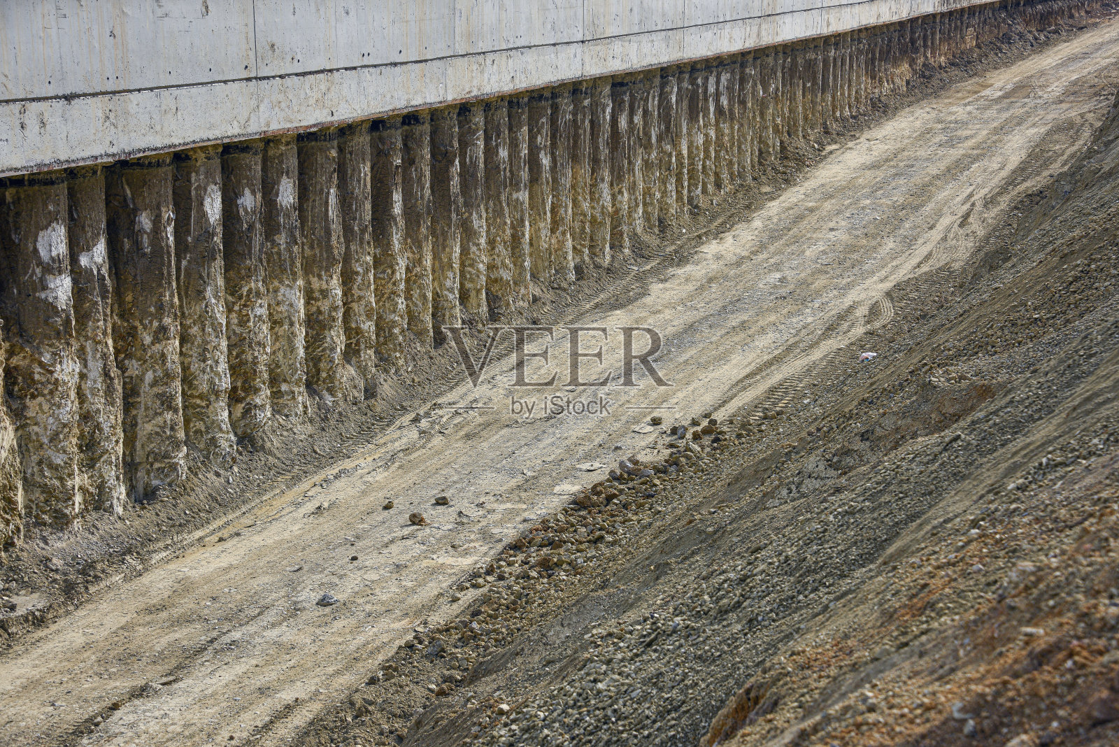 钻孔的地下通道成堆照片摄影图片