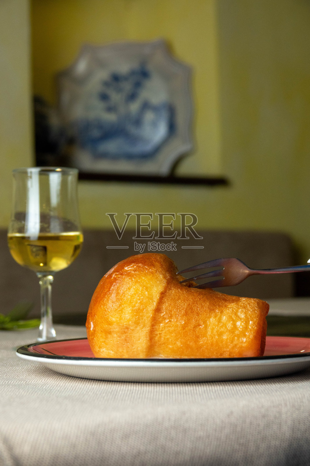 餐厅桌子上的甜朗姆酒照片摄影图片