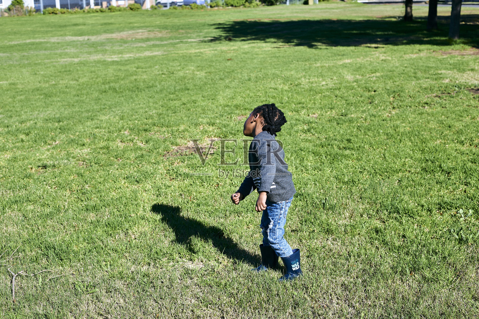 一个非洲黑人男孩在公园里做运动照片摄影图片