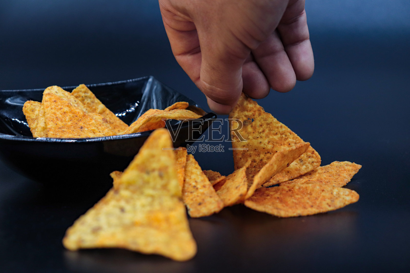 手工挑选玉米片照片摄影图片