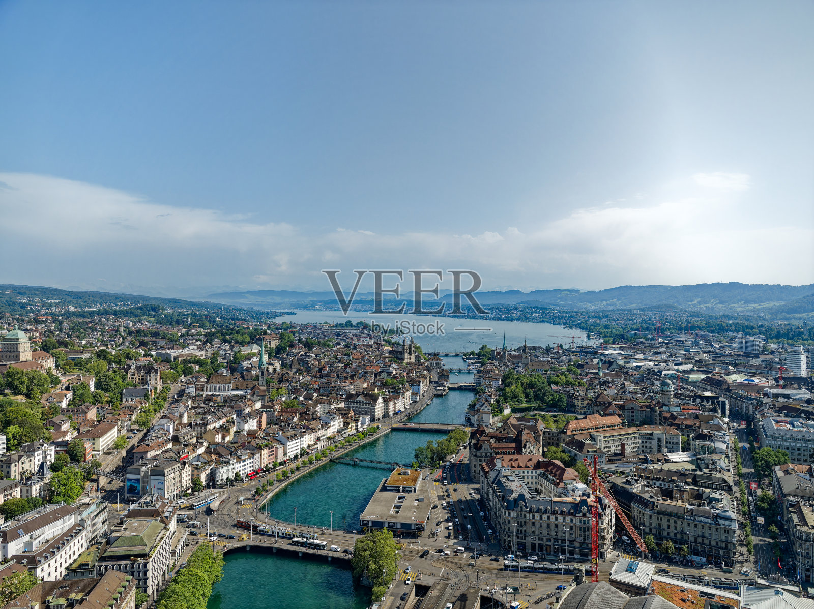 风景秀丽的瑞士小镇与河流，湖泊和山脉全景。照片摄影图片