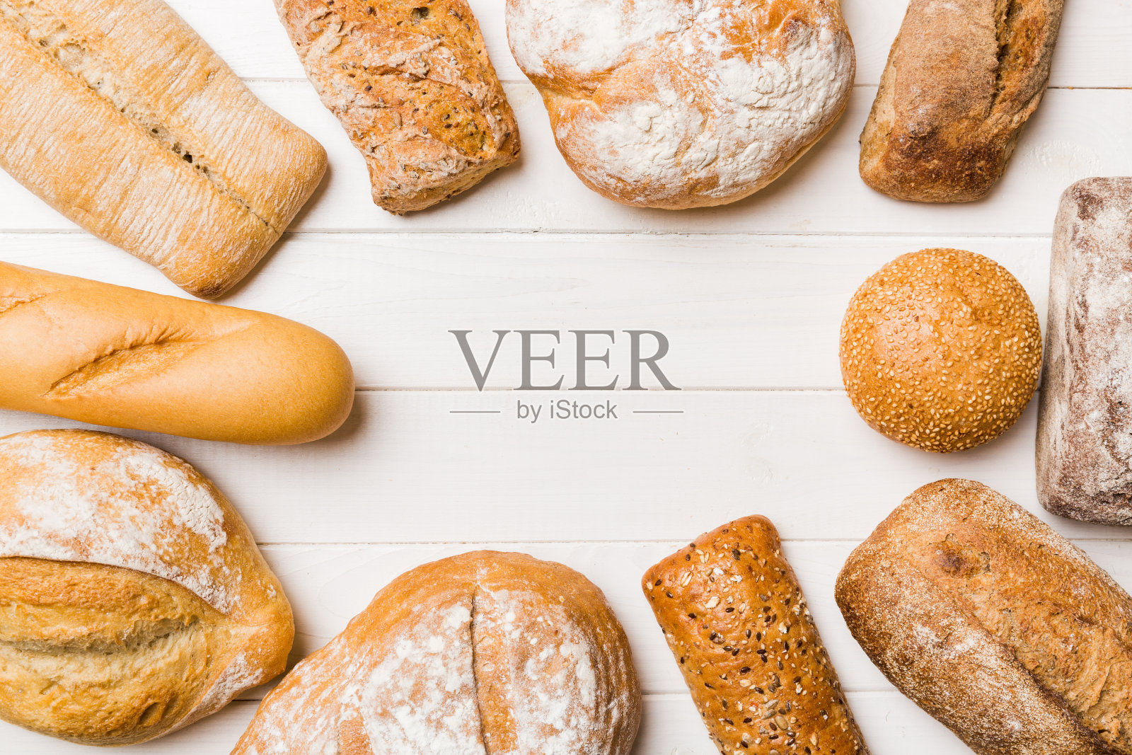 自制天然面包。不同种类的新鲜面包为背景，俯视图与复制空间照片摄影图片