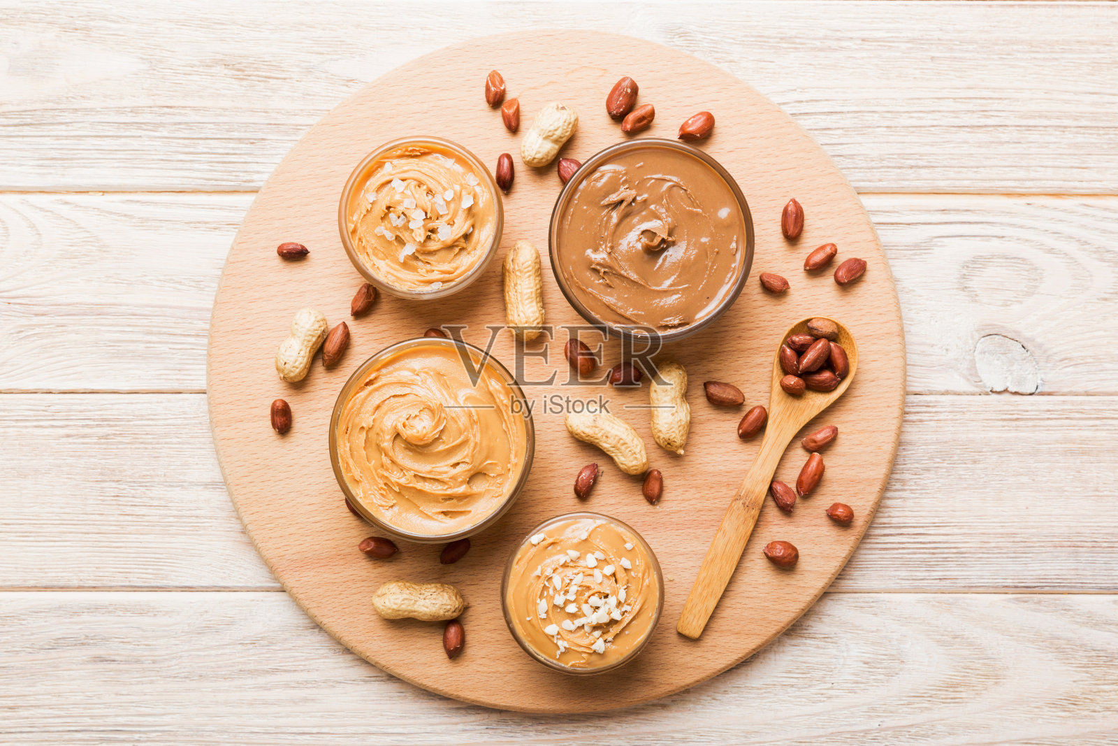玻璃罐与花生黄油盘在桌子背景，顶视图空间的文字和近距离照片摄影图片
