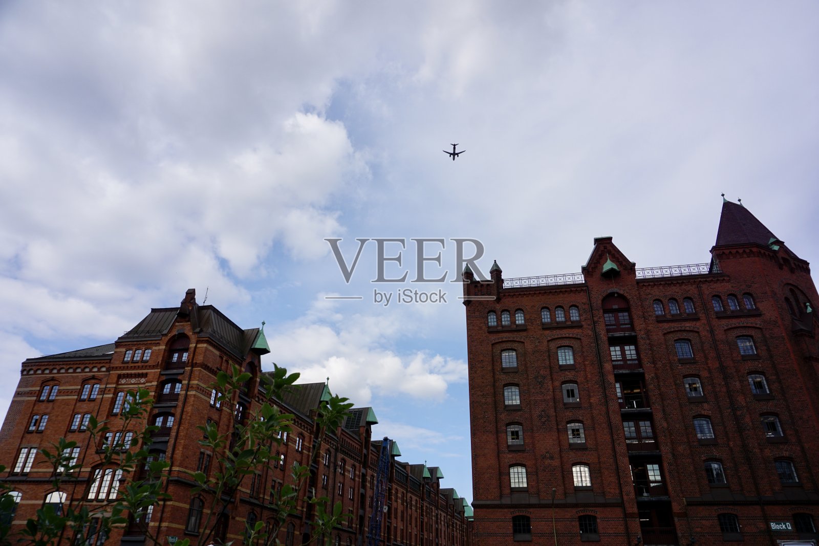 Speicherstadt，字面意思是“仓库之城”，意思是德国汉堡的仓库区，是世界上最大的仓库区，建筑建立在木材桩基础上，在这个特殊的情况下，橡木原木。照片摄影图片