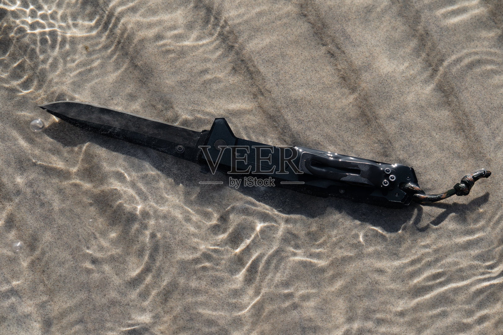 在沙滩上的水下小刀照片摄影图片