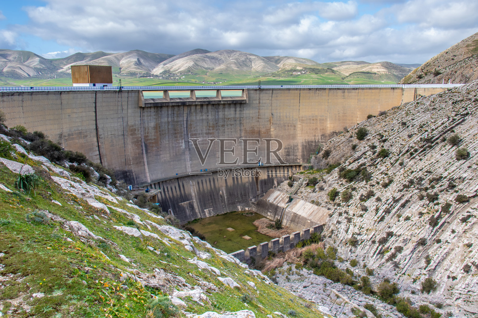卡塞卜大坝的美景:北非，突尼斯，贝贾，博萨勒姆的壮丽山景和湖泊照片摄影图片