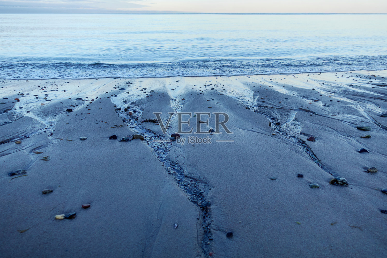 北方的海景。夏天卡累利阿的白海海岸。低潮。沿岸。照片摄影图片