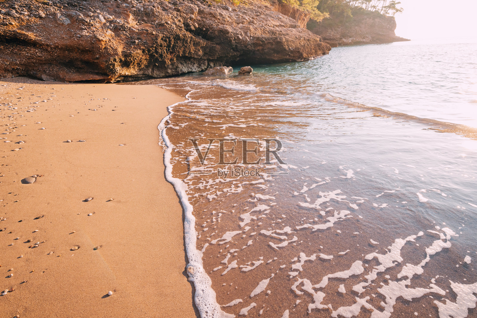 海滩未受破坏的自然唤起了一种自由和冒险的感觉，邀请观众拥抱海洋的原始力量。照片摄影图片