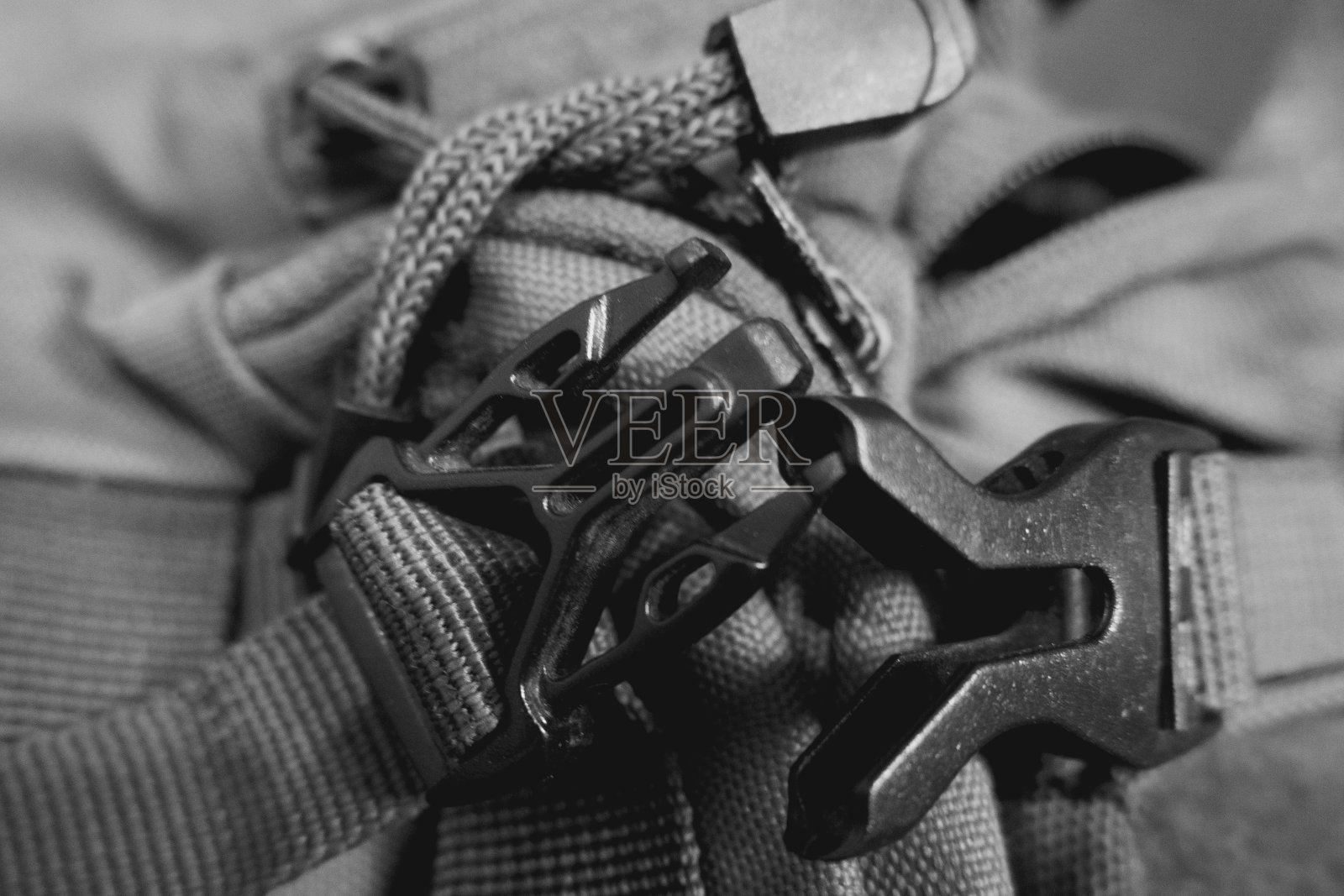 反对帆布斜挎包上的扣。照片摄影图片