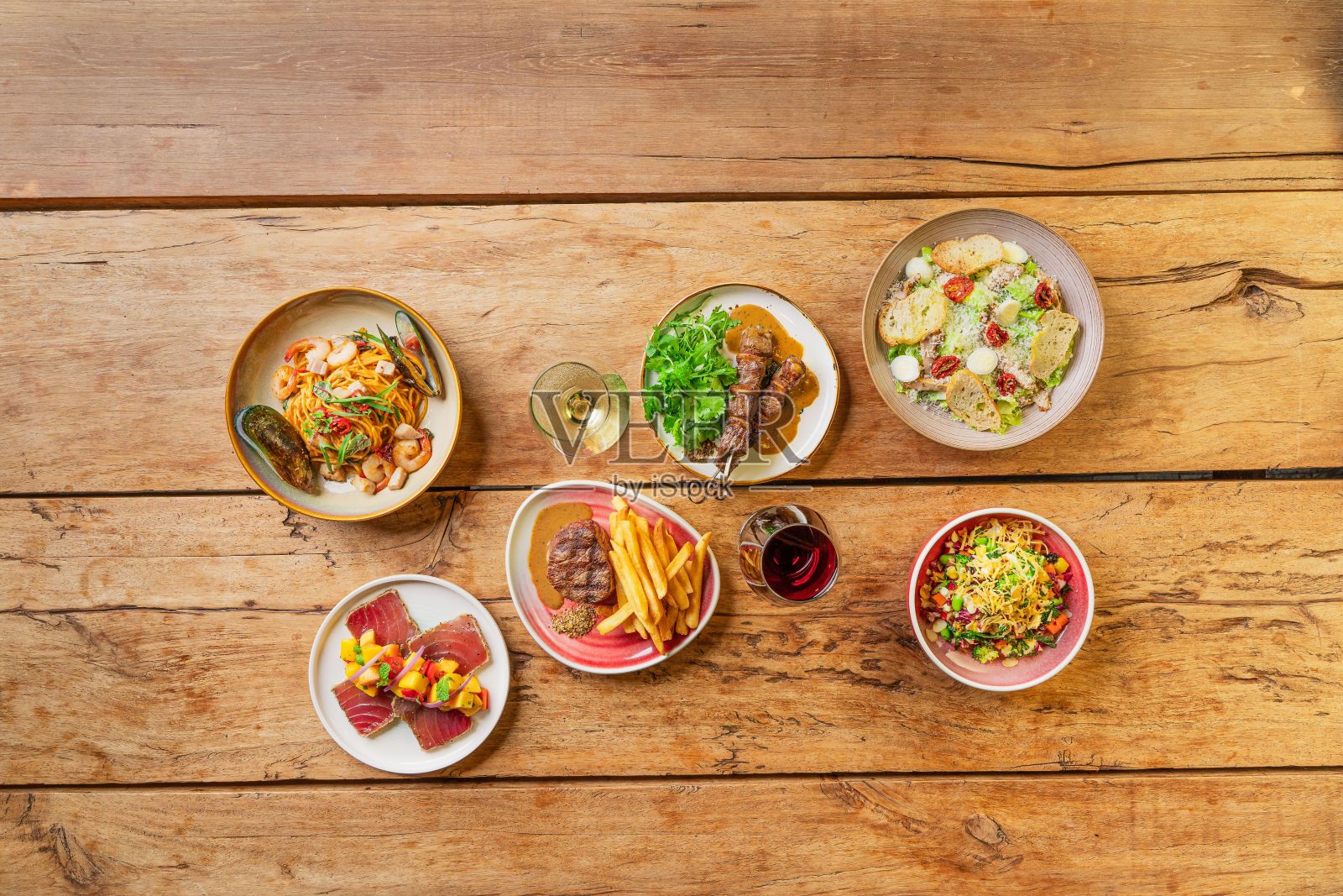 木桌上各种美味佳肴的俯视图照片摄影图片