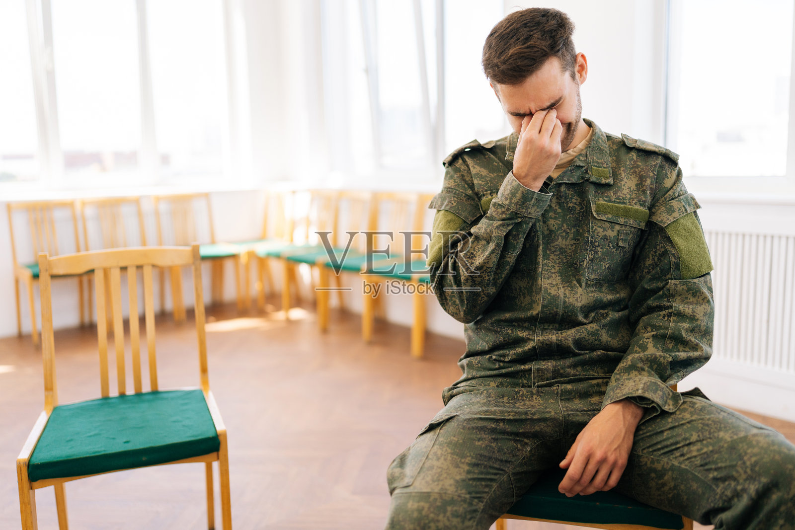 迷彩服士兵在小组治疗中哭泣特写照片摄影图片