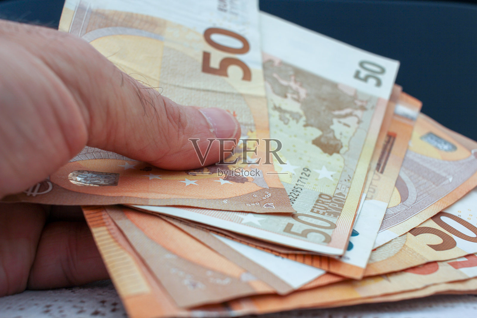 我手里拿着欧元钞票照片摄影图片