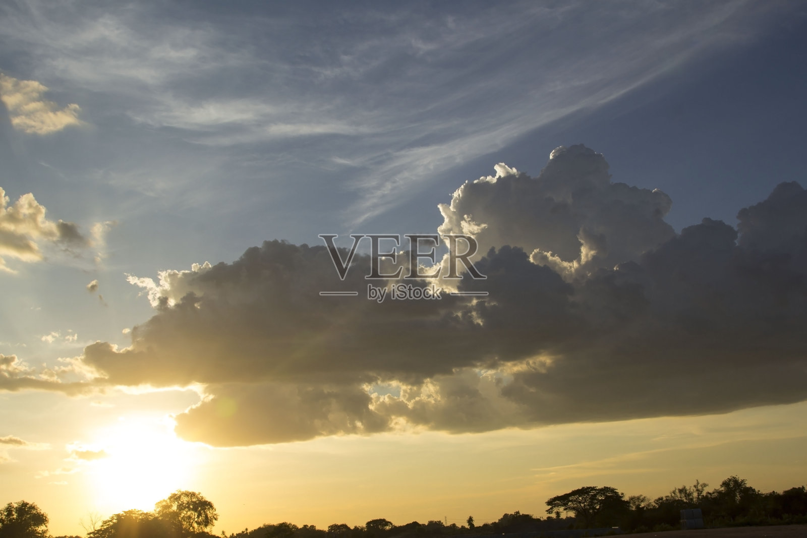 随着太阳落山，傍晚天空中各种自然色彩的氛围被创造出来。在阳光明媚的日子里，天空有许多颜色和形状。照片摄影图片
