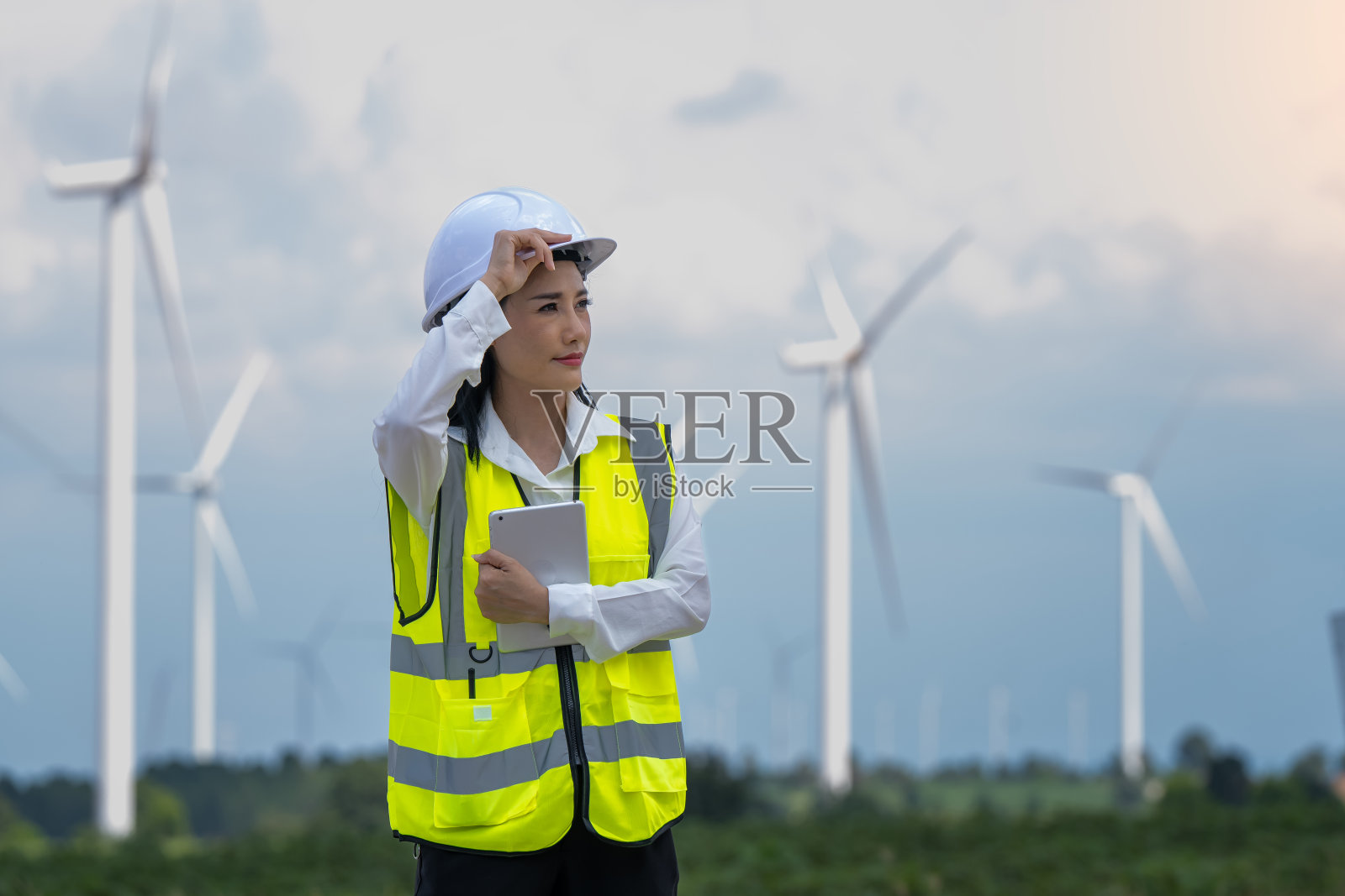 女工程师规划风力发电机维修工作，自然可再生能源概念，风力发电照片摄影图片