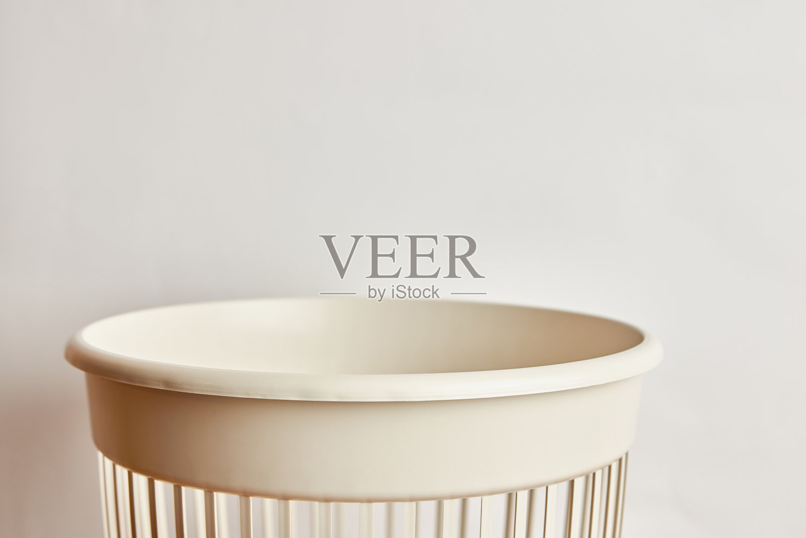 白色背景上的各种垃圾垃圾箱。照片摄影图片