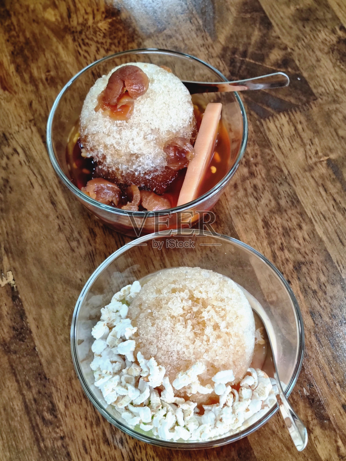 刨冰，一种来自亚洲的美味的雪花甜点。照片摄影图片