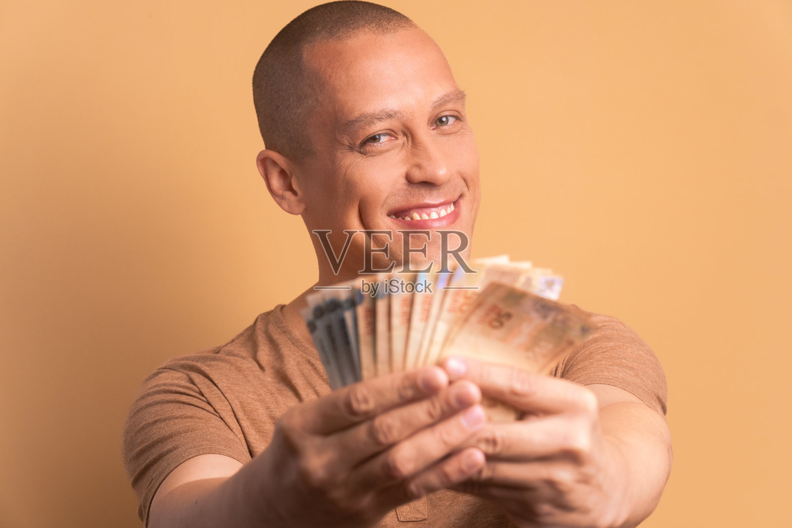 一名男子在展示来自巴西的现金照片摄影图片