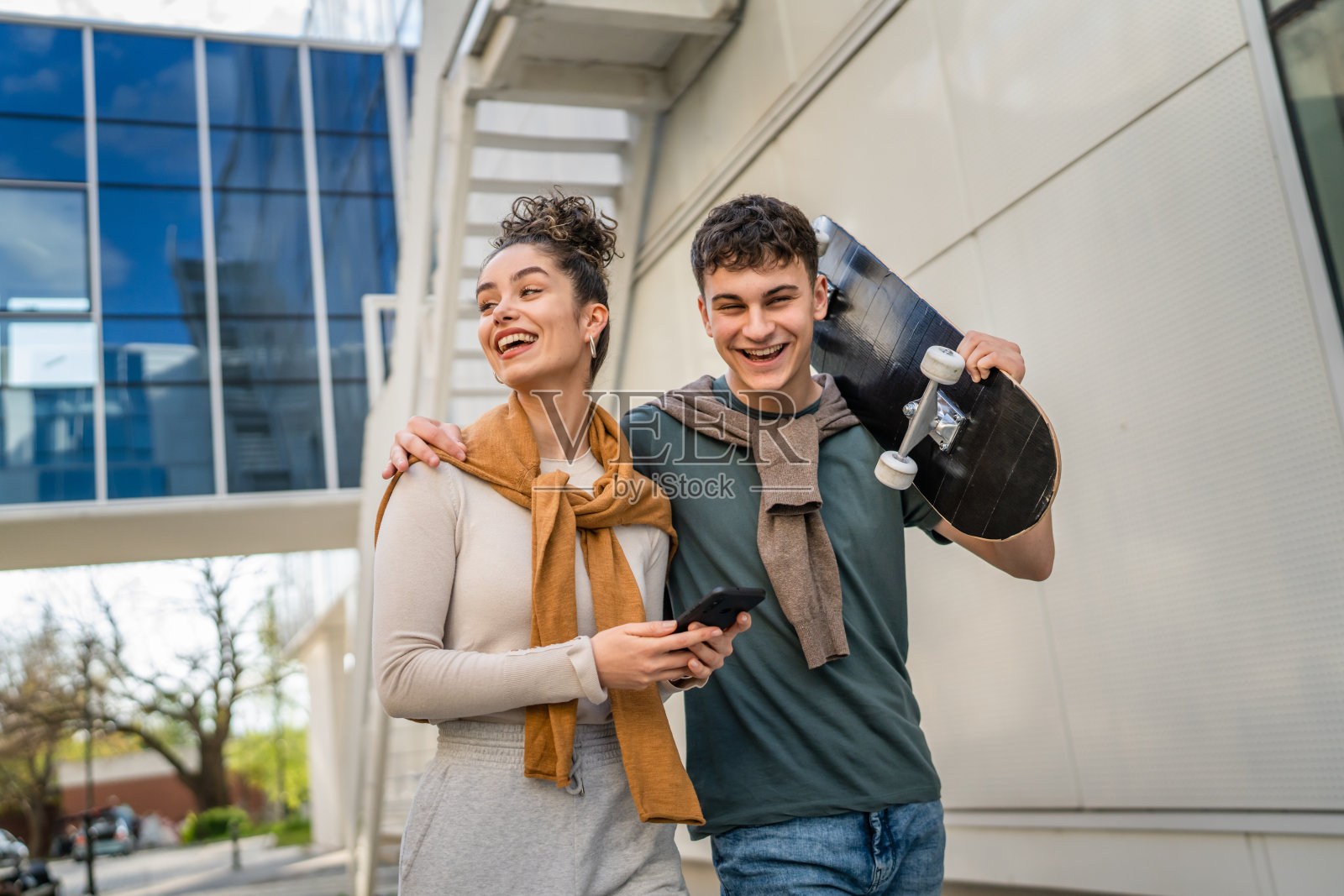 现代兄弟姐妹或一对年轻男女在户外散步照片摄影图片