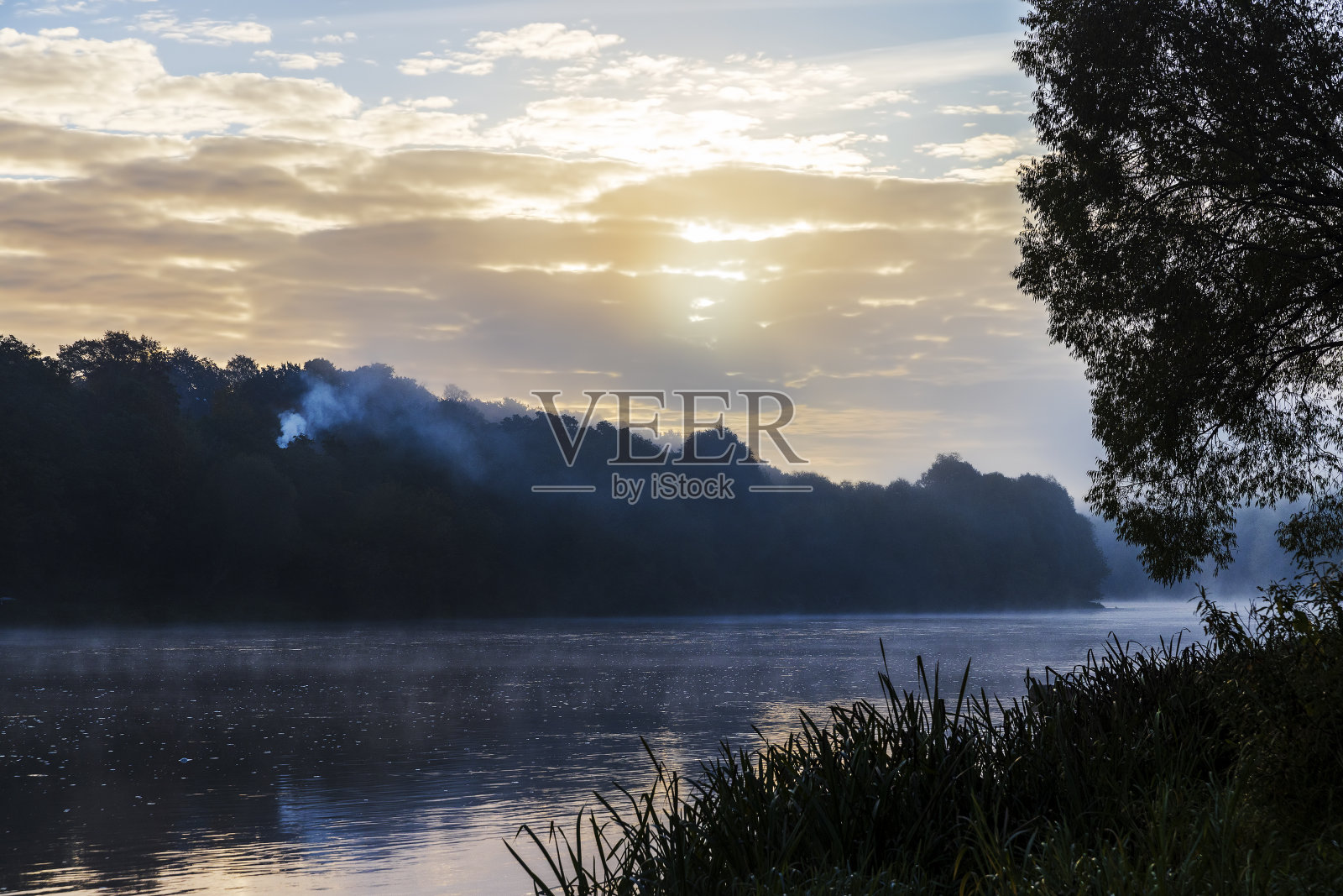 河面上的晨雾照片摄影图片