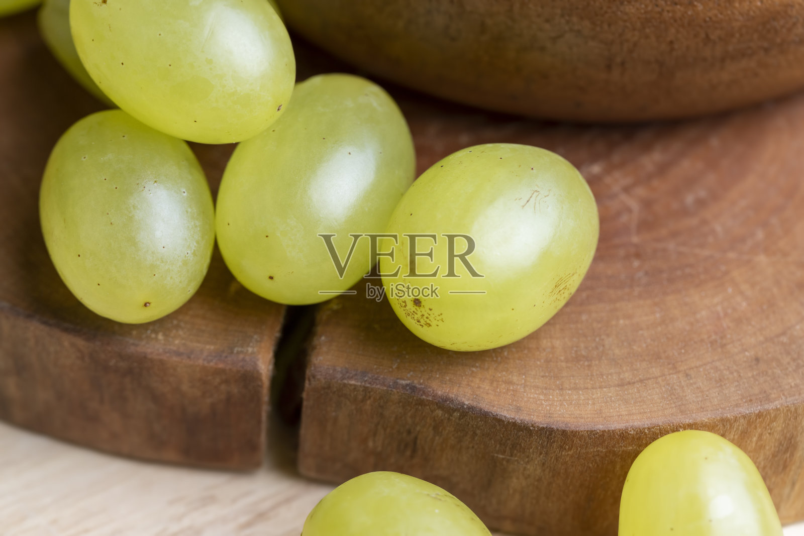 自制的未洗的绿色葡萄放在板上照片摄影图片