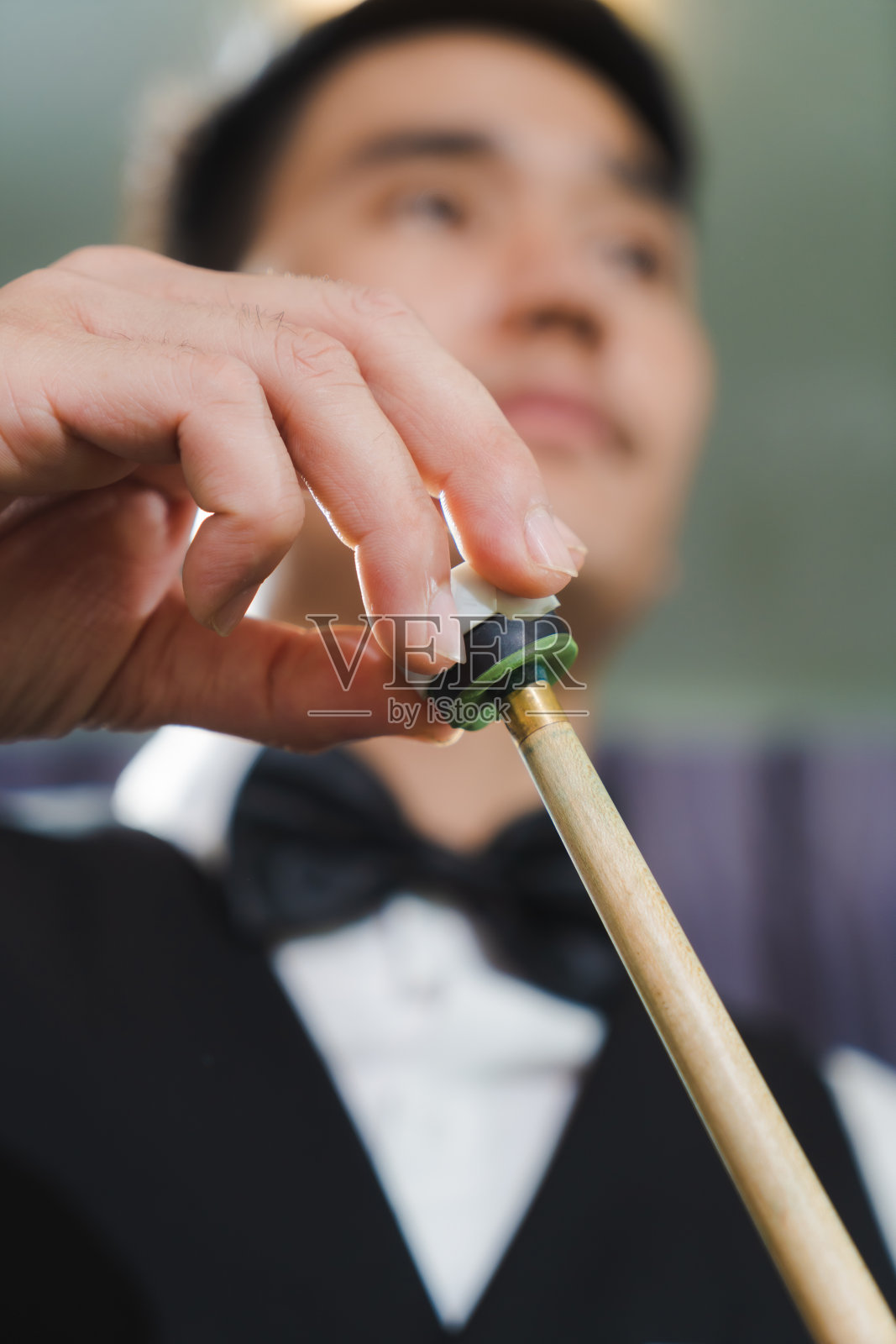 斯诺克手划球杆是击球活动的概念照片摄影图片