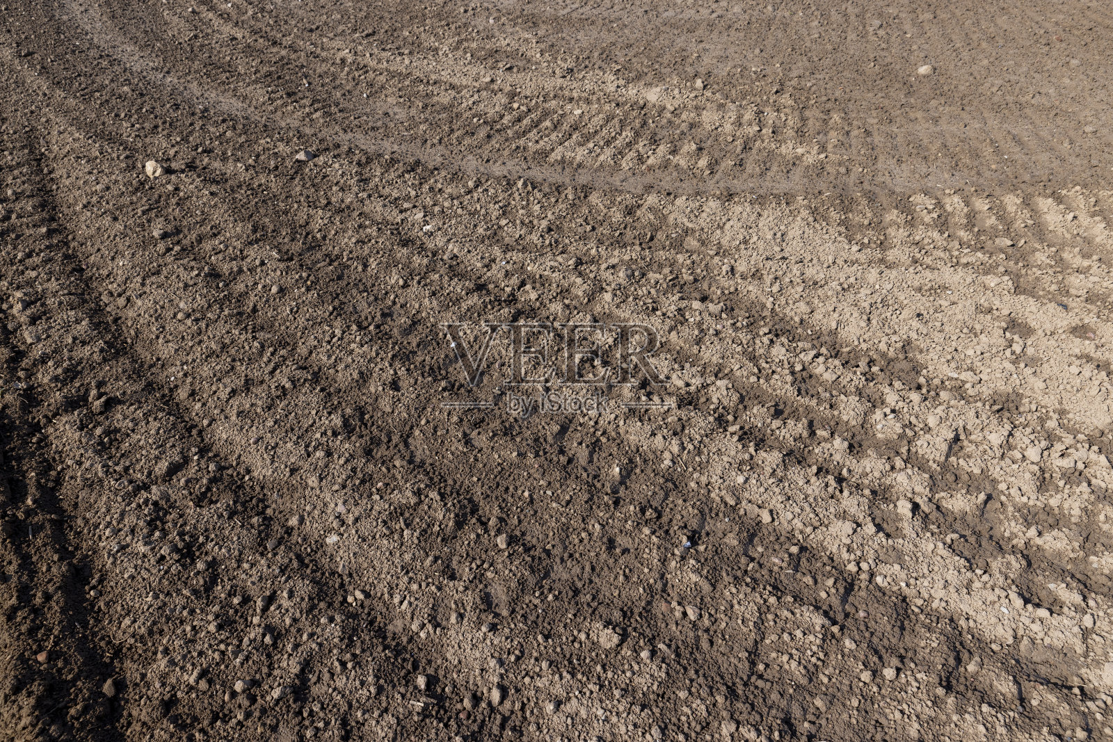 在准备播种农作物时犁过的土壤照片摄影图片